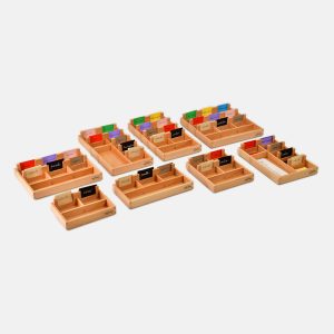 [:it]Casellari grammaticali, naturali[:en]8 wooden not colored grammar boxes[:]